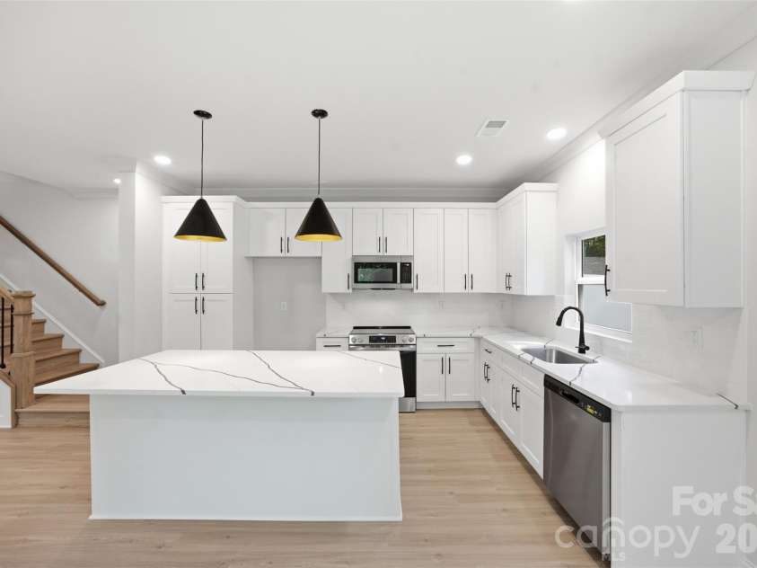 605 Coulwood Drive, Charlotte, NC 28214.  MLS# CAR4433213, YatesRealty ID 55891. 