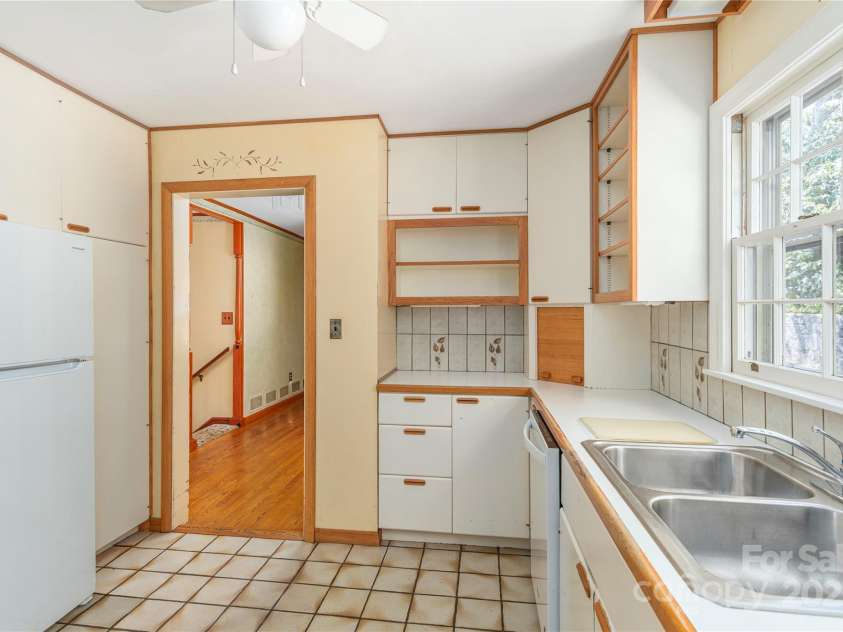 220 Ridge Road, Waynesville, NC 28786.  MLS# CAR4248648, YatesRealty ID 559. 