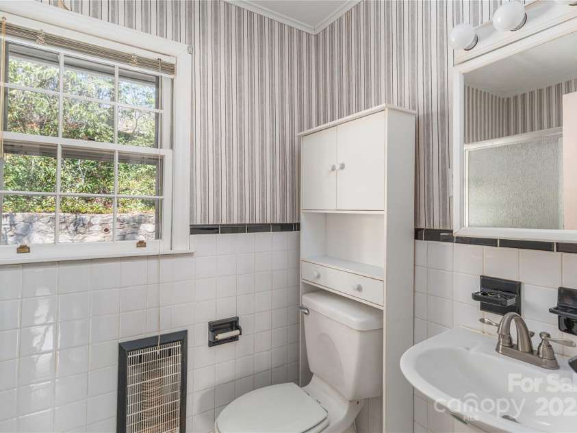 220 Ridge Road, Waynesville, NC 28786.  MLS# CAR4248648, YatesRealty ID 559. 