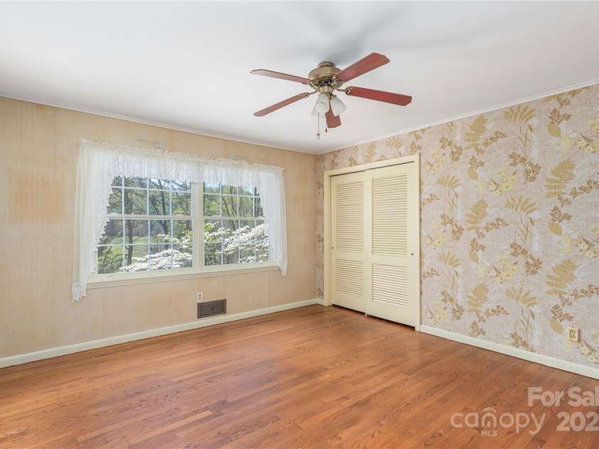 220 Ridge Road, Waynesville, NC 28786.  MLS# CAR4248648, YatesRealty ID 559. 