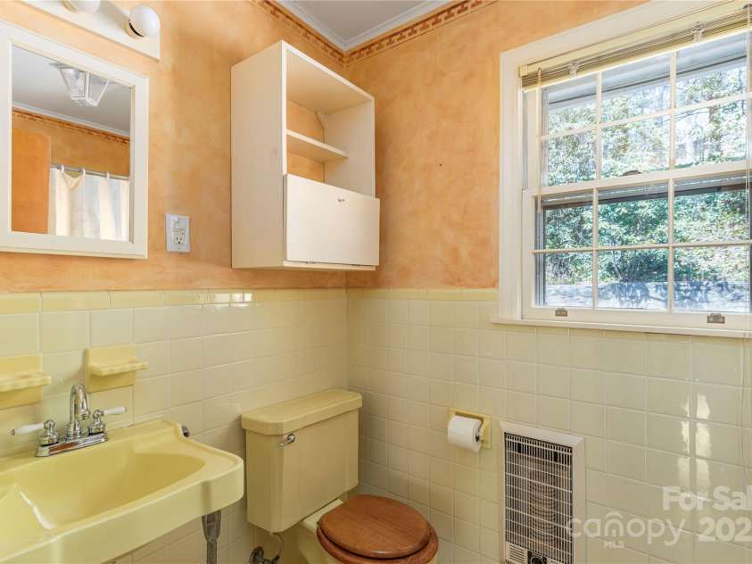 220 Ridge Road, Waynesville, NC 28786.  MLS# CAR4248648, YatesRealty ID 559. 