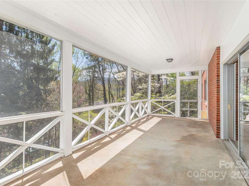 220 Ridge Road, Waynesville, NC 28786.  MLS# CAR4248648, YatesRealty ID 559. 