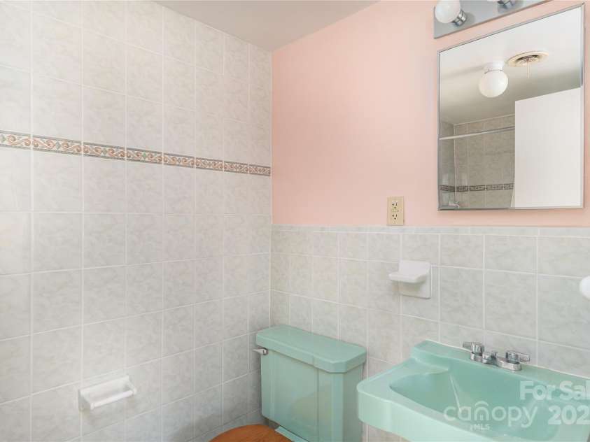 220 Ridge Road, Waynesville, NC 28786.  MLS# CAR4248648, YatesRealty ID 559. 