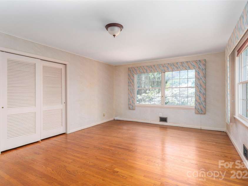 220 Ridge Road, Waynesville, NC 28786.  MLS# CAR4248648, YatesRealty ID 559. 