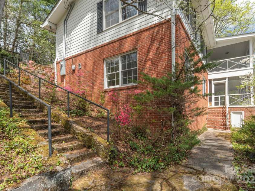 220 Ridge Road, Waynesville, NC 28786.  MLS# CAR4248648, YatesRealty ID 559. 