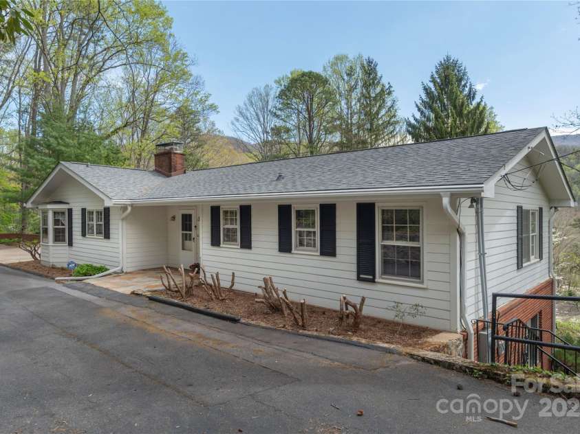 220 Ridge Road, Waynesville, NC 28786.  MLS# CAR4248648, YatesRealty ID 559. 