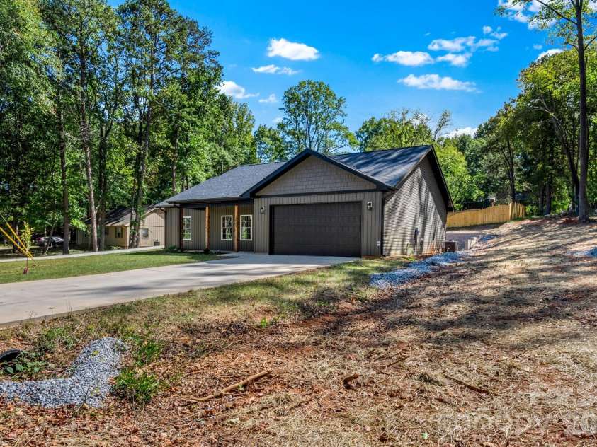 2328 Summerlin Street, Winston Salem, NC 27103.  MLS# CAR4428619, YatesRealty ID 559. 
