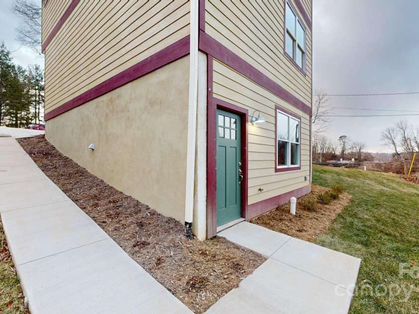 43 Garden Road, Asheville, NC 28804.  MLS# CAR4217392, YatesRealty ID 559. Outside entrance to the MIL suite. Also has its own parking pad.