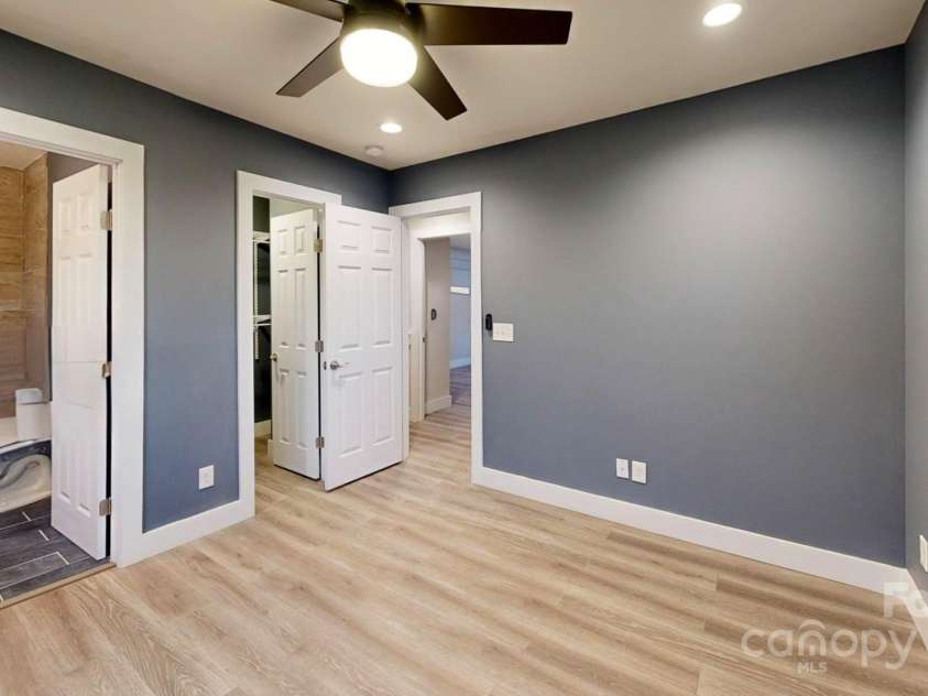 43 Garden Road, Asheville, NC 28804.  MLS# CAR4217392, YatesRealty ID 559. Principal bedroom showing WIC and full bath