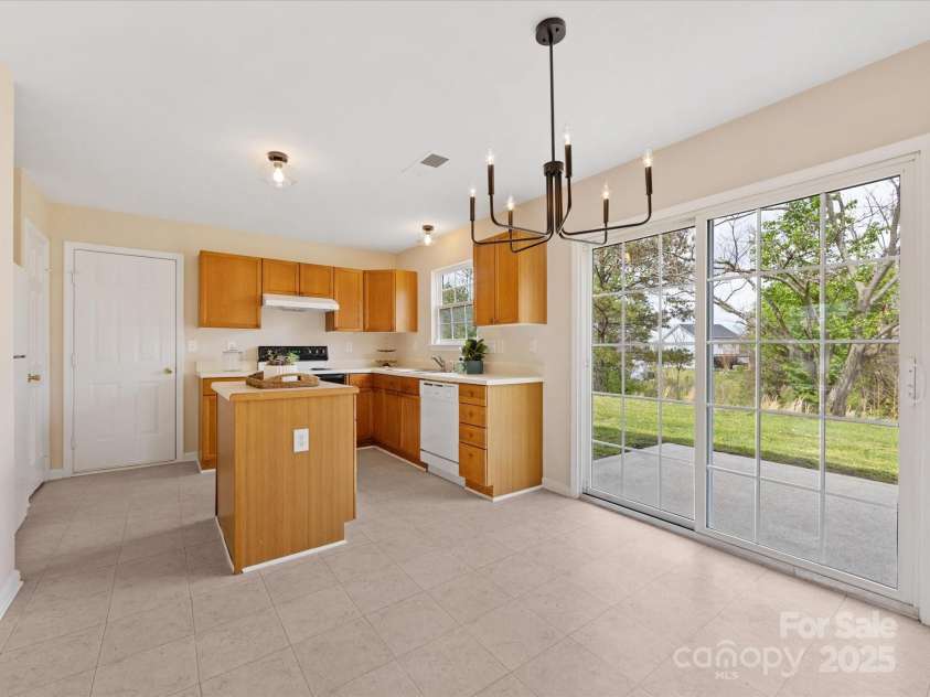 1102 Balcorn Place, Charlotte, NC 28214.  MLS# CAR4234587, YatesRealty ID 5590. Eat-In Kitchen/Dining Area