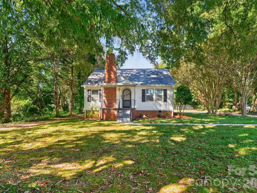 1829 3rd Street, Hickory, NC 28601.  MLS# CAR4433251, YatesRealty ID 55903. 