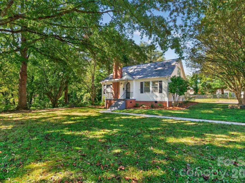 1829 3rd Street, Hickory, NC 28601.  MLS# CAR4433251, YatesRealty ID 55903. 
