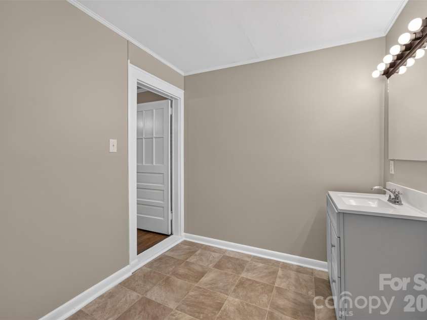 1829 3rd Street, Hickory, NC 28601.  MLS# CAR4433251, YatesRealty ID 55903. 