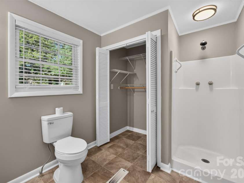1829 3rd Street, Hickory, NC 28601.  MLS# CAR4433251, YatesRealty ID 55903. 