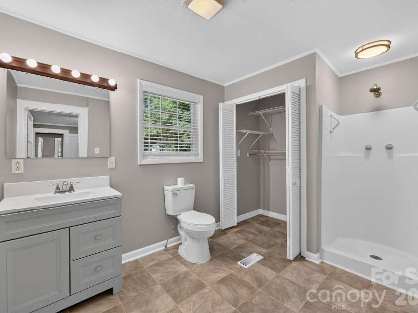 1829 3rd Street, Hickory, NC 28601.  MLS# CAR4433251, YatesRealty ID 55903. 