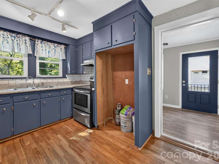 1829 3rd Street, Hickory, NC 28601.  MLS# CAR4433251, YatesRealty ID 55903. 