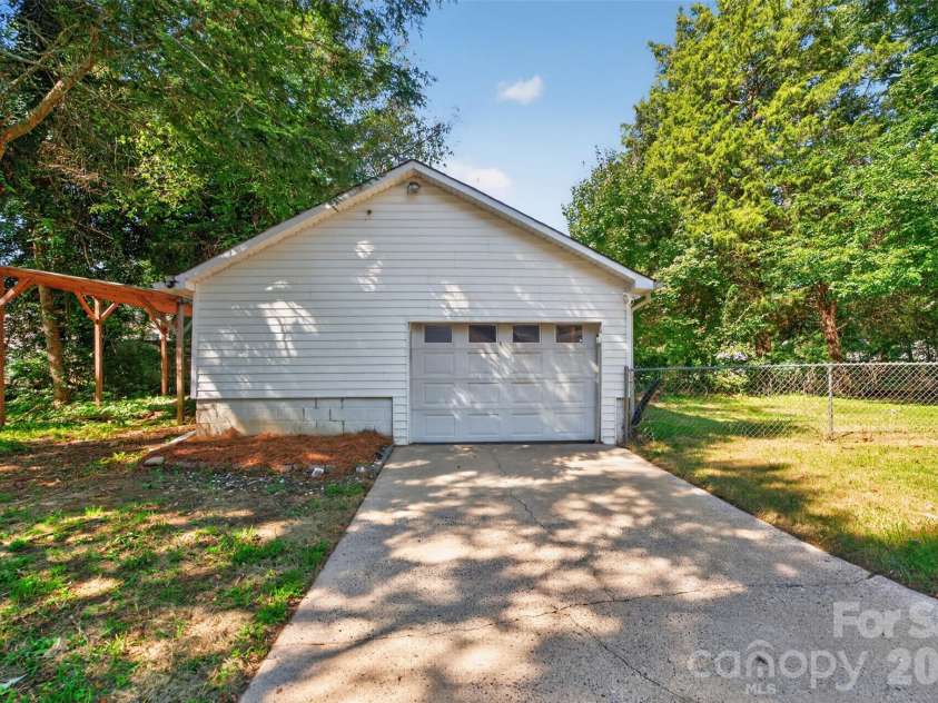 1829 3rd Street, Hickory, NC 28601.  MLS# CAR4433251, YatesRealty ID 55903. 