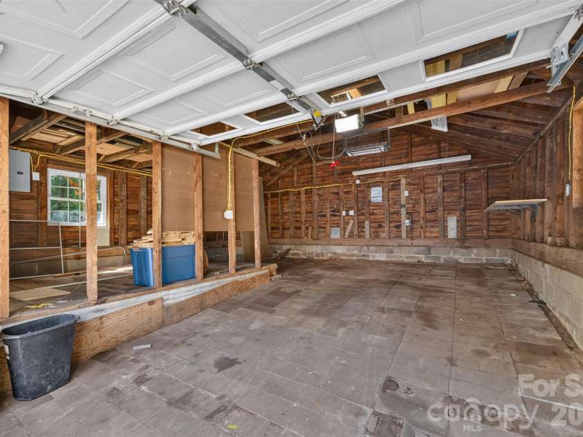 1829 3rd Street, Hickory, NC 28601.  MLS# CAR4433251, YatesRealty ID 55903. 