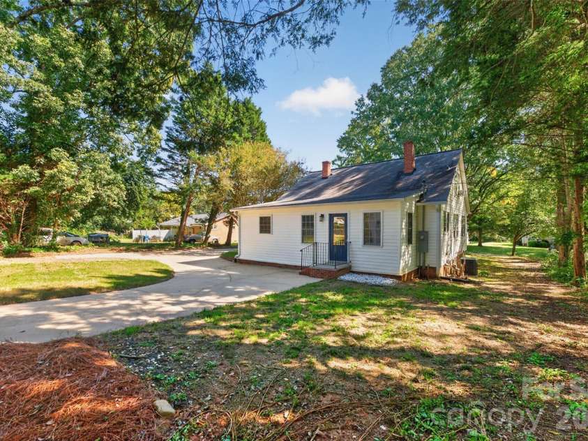1829 3rd Street, Hickory, NC 28601.  MLS# CAR4433251, YatesRealty ID 55903. 