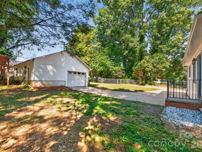 1829 3rd Street, Hickory, NC 28601.  MLS# CAR4433251, YatesRealty ID 55903. 