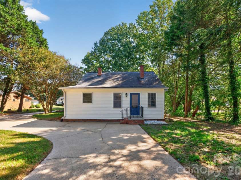 1829 3rd Street, Hickory, NC 28601.  MLS# CAR4433251, YatesRealty ID 55903. 
