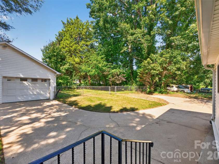 1829 3rd Street, Hickory, NC 28601.  MLS# CAR4433251, YatesRealty ID 55903. 