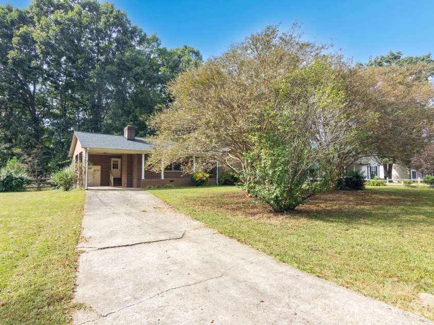 220 Bradford Drive, Salisbury, NC 28146.  MLS# CAR4432042, YatesRealty ID 55912. 
