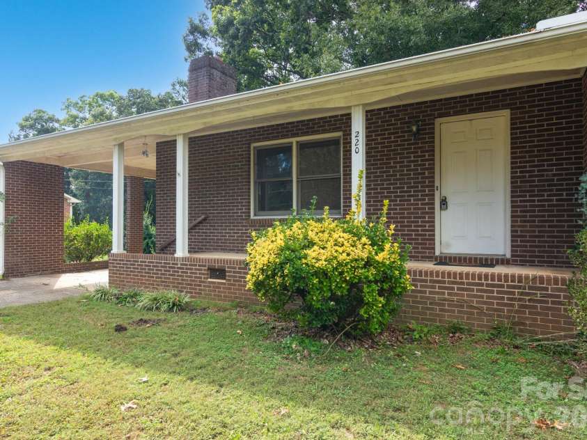 220 Bradford Drive, Salisbury, NC 28146.  MLS# CAR4432042, YatesRealty ID 55912. 