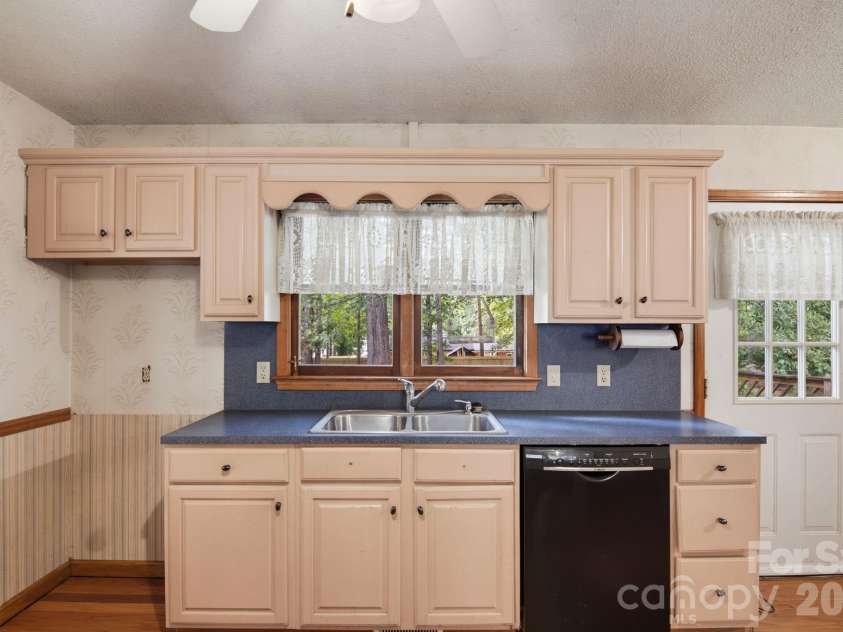 220 Bradford Drive, Salisbury, NC 28146.  MLS# CAR4432042, YatesRealty ID 55912. 