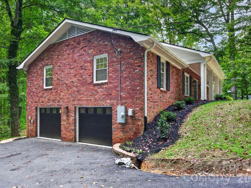 5550 Overlook Circle, Winston Salem, NC 27105.  MLS# CAR4432343, YatesRealty ID 55933. 2-Car Garage