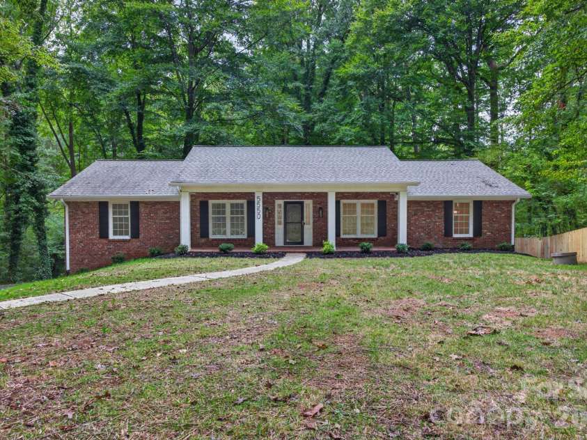 5550 Overlook Circle, Winston Salem, NC 27105.  MLS# CAR4432343, YatesRealty ID 55933. 