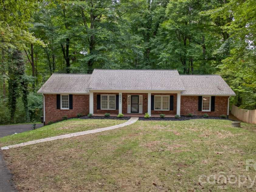 5550 Overlook Circle, Winston Salem, NC 27105.  MLS# CAR4432343, YatesRealty ID 55933. 
