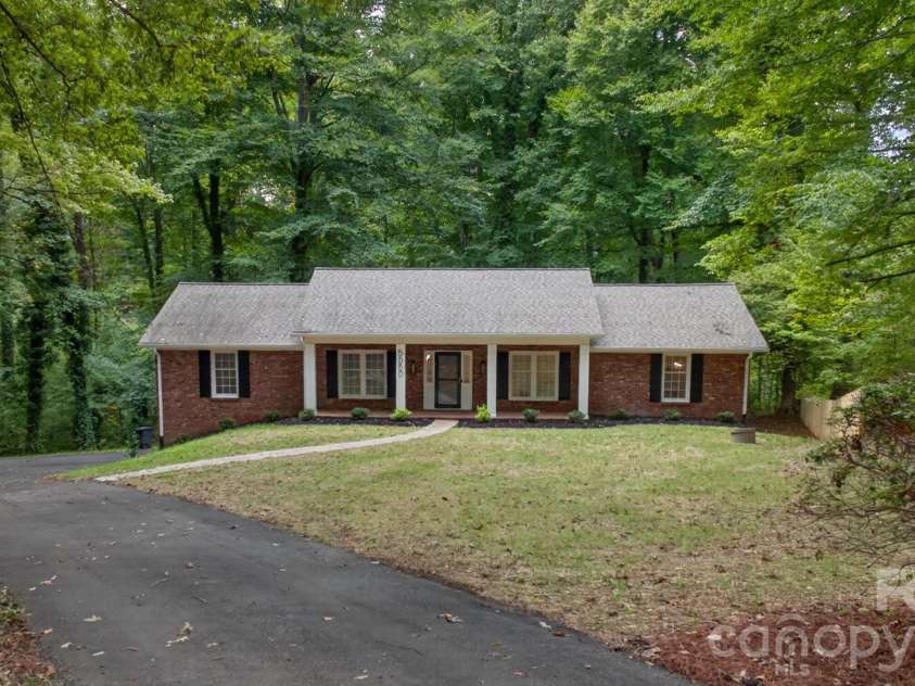 5550 Overlook Circle, Winston Salem, NC 27105.  MLS# CAR4432343, YatesRealty ID 55933. 