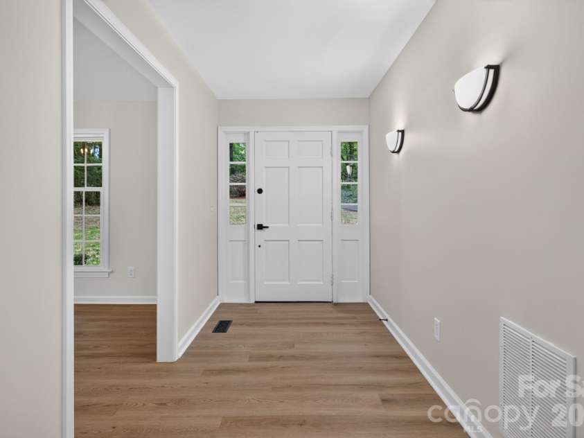 5550 Overlook Circle, Winston Salem, NC 27105.  MLS# CAR4432343, YatesRealty ID 55933. 