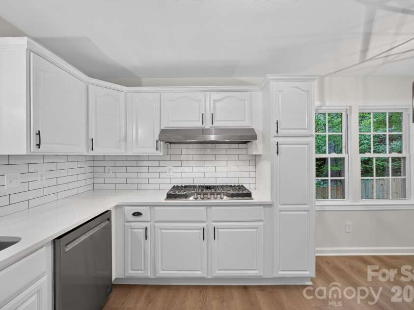 5550 Overlook Circle, Winston Salem, NC 27105.  MLS# CAR4432343, YatesRealty ID 55933. 