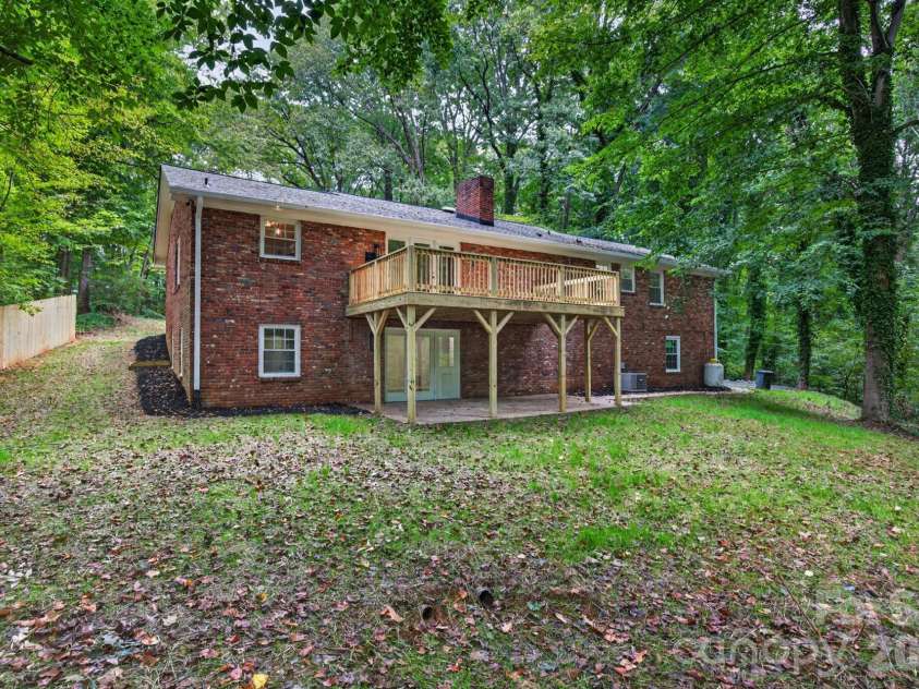 5550 Overlook Circle, Winston Salem, NC 27105.  MLS# CAR4432343, YatesRealty ID 55933. 