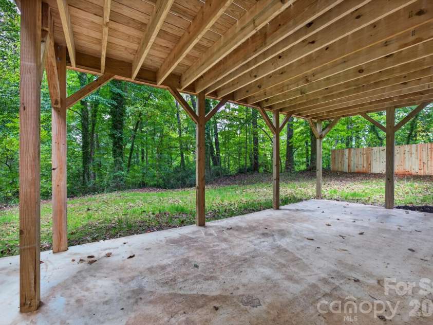 5550 Overlook Circle, Winston Salem, NC 27105.  MLS# CAR4432343, YatesRealty ID 55933. 