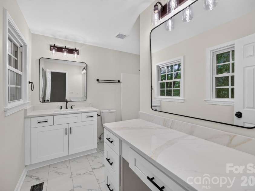 5550 Overlook Circle, Winston Salem, NC 27105.  MLS# CAR4432343, YatesRealty ID 55933. En-Suite Bathroom