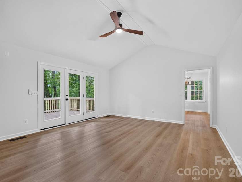 5550 Overlook Circle, Winston Salem, NC 27105.  MLS# CAR4432343, YatesRealty ID 55933. Great Room