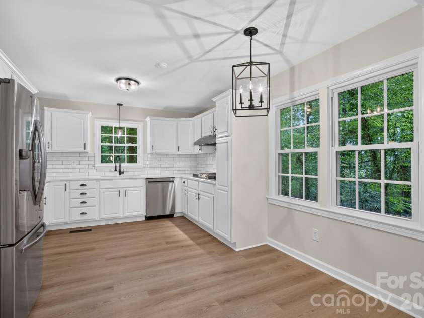 5550 Overlook Circle, Winston Salem, NC 27105.  MLS# CAR4432343, YatesRealty ID 55933. Kitchen