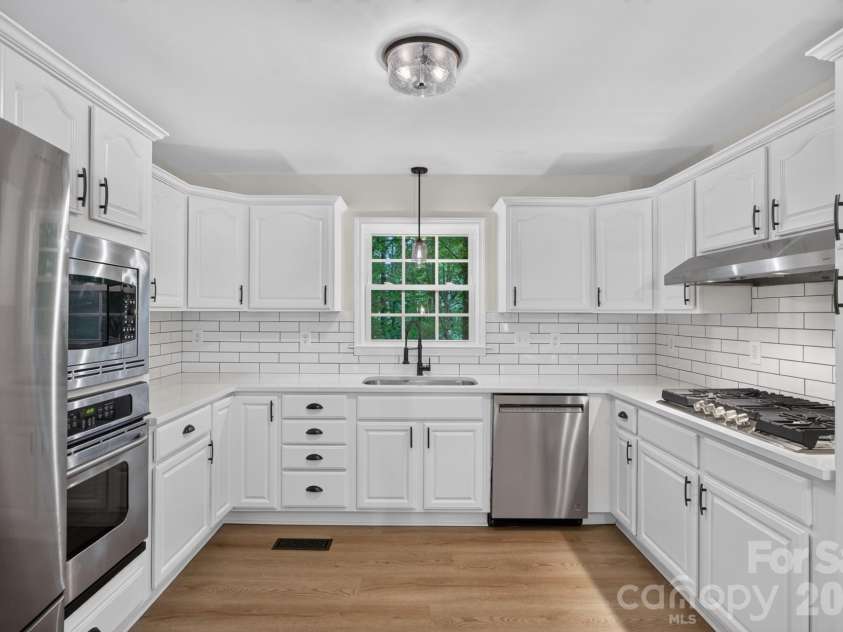 5550 Overlook Circle, Winston Salem, NC 27105.  MLS# CAR4432343, YatesRealty ID 55933. Kitchen