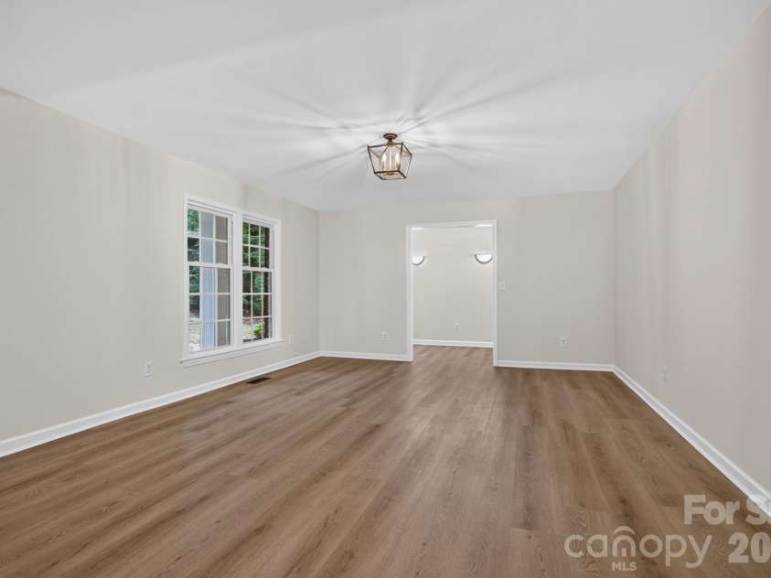 5550 Overlook Circle, Winston Salem, NC 27105.  MLS# CAR4432343, YatesRealty ID 55933. Living Room