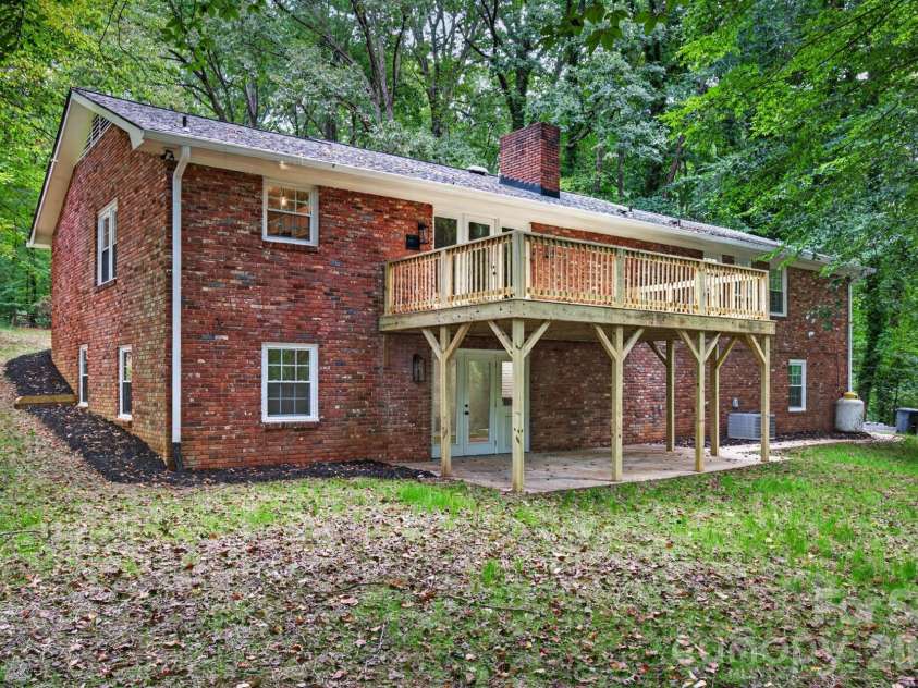 5550 Overlook Circle, Winston Salem, NC 27105.  MLS# CAR4432343, YatesRealty ID 55933. New Deck!