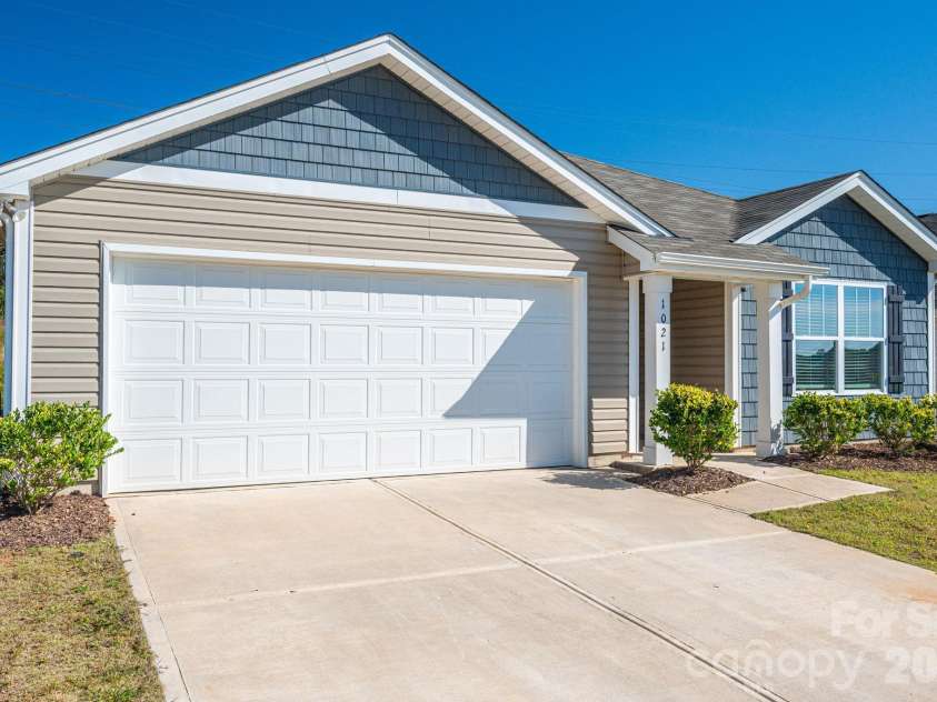 1021 Foxberry Lane, Maiden, NC 28650.  MLS# CAR4433101, YatesRealty ID 55939. 
