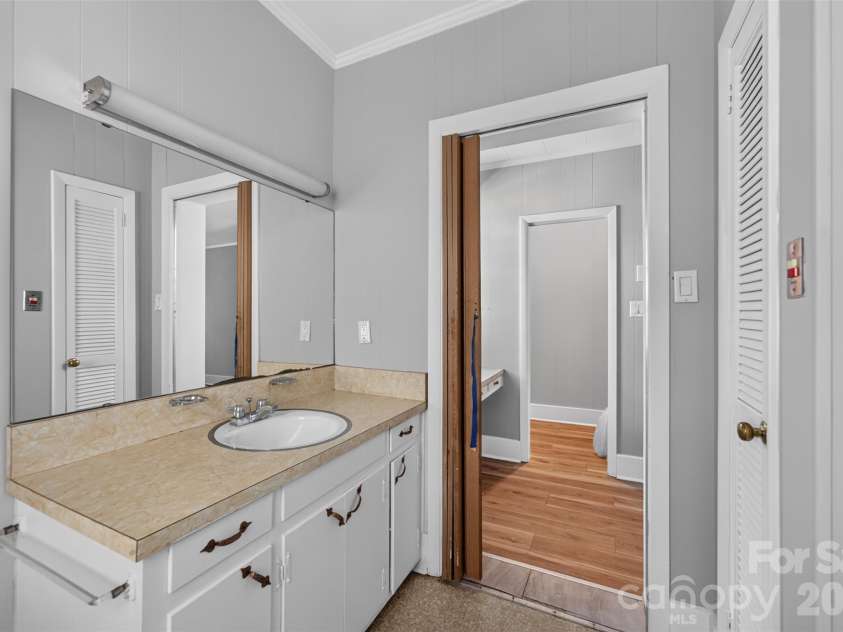 356 7th Avenue, Hickory, NC 28601.  MLS# CAR4431867, YatesRealty ID 55945. 