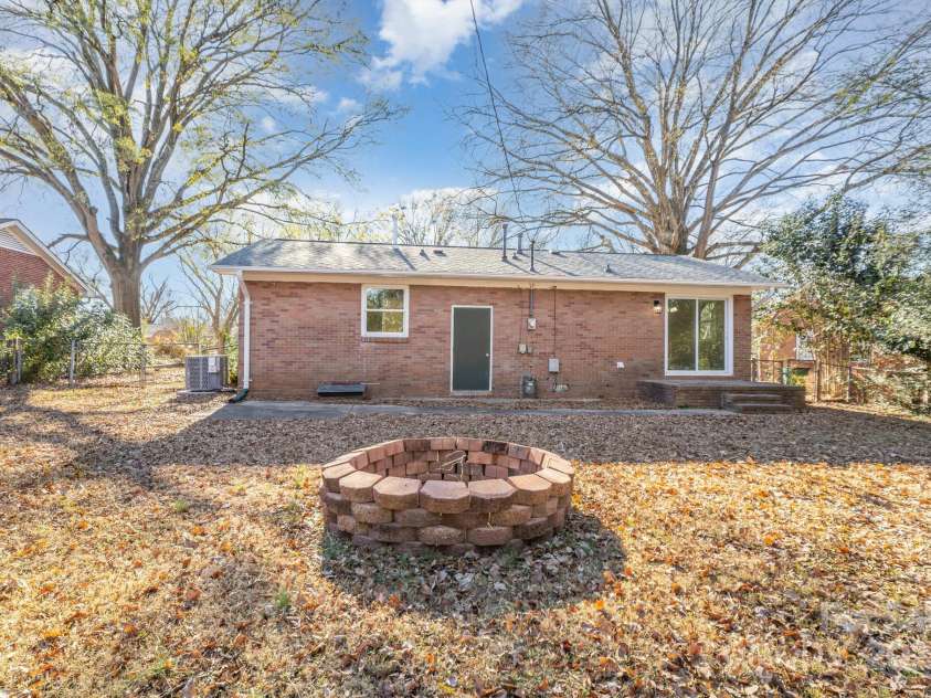 4209 Donnybrook Place, Charlotte, NC 28205.  MLS# CAR4329646, YatesRealty ID 5595. 