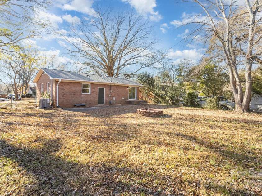 4209 Donnybrook Place, Charlotte, NC 28205.  MLS# CAR4329646, YatesRealty ID 5595. 