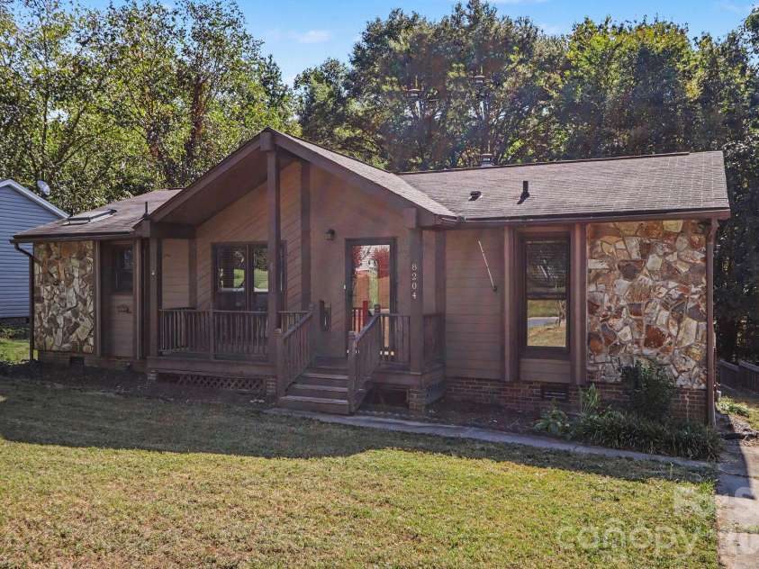 8204 Strawberry Point Drive, Charlotte, NC 28215.  MLS# CAR4432654, YatesRealty ID 55951. 