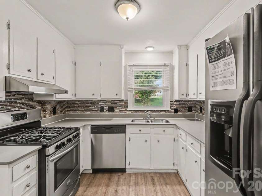 8204 Strawberry Point Drive, Charlotte, NC 28215.  MLS# CAR4432654, YatesRealty ID 55951. 