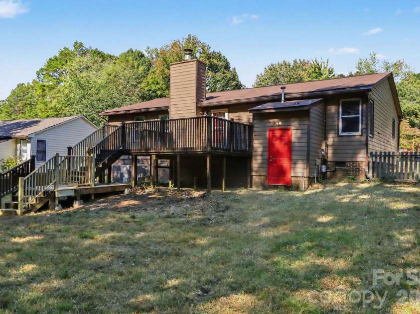 8204 Strawberry Point Drive, Charlotte, NC 28215.  MLS# CAR4432654, YatesRealty ID 55951. 